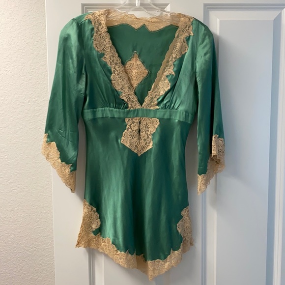 Silk green top. - Picture 1 of 4